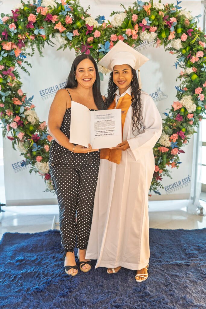 Celebramos Doble Éxito en un Solo Día! — Promoción N.º 9 en Estilismo Integral y Promoción N.º 55 en Cosmetología y Estética Integral 219
